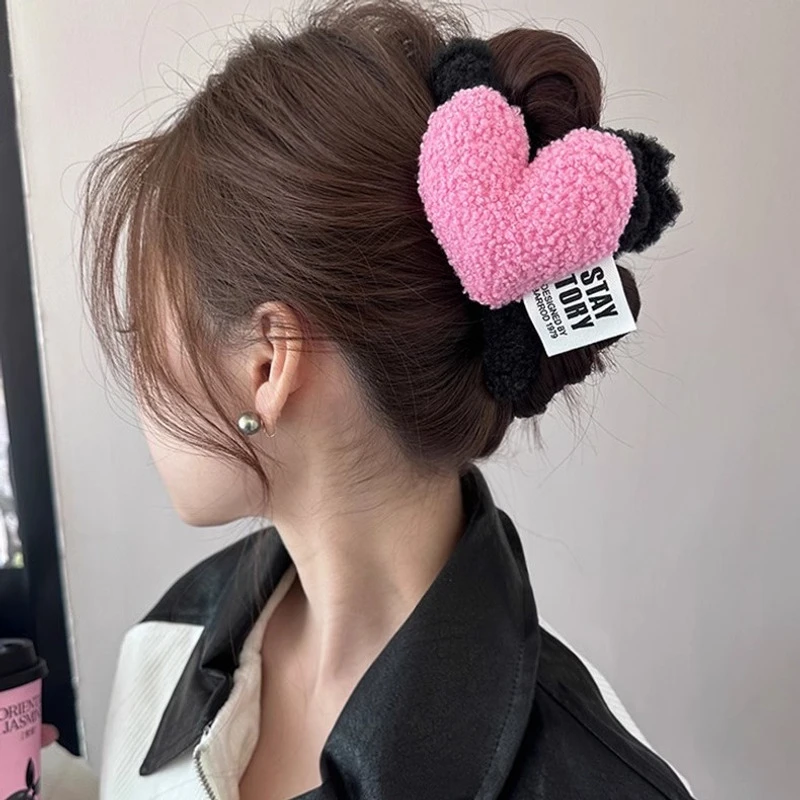 原创羊羔毛大号抓夹2023新款鲨鱼夹子高级感秋冬爱心发夹女后脑勺