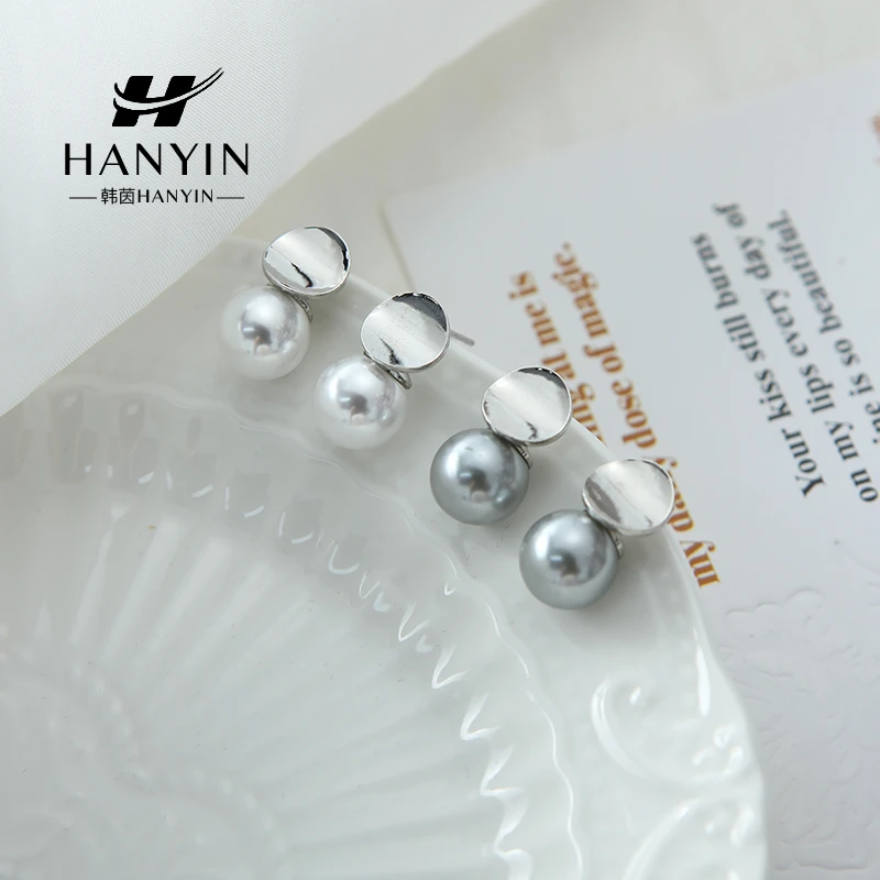 铜合金仿珍珠耳饰 气质温柔白色珠珠曲面圆牌耳钉百搭复古简约ins