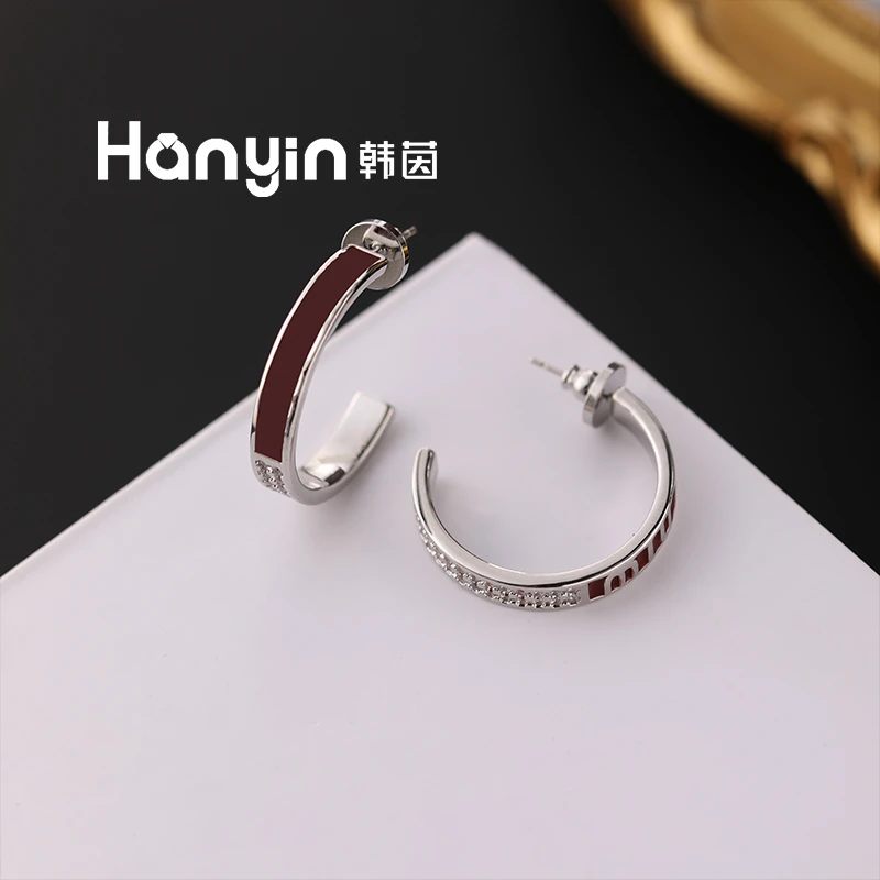 铜合金合成锆石耳饰 925银针轻奢小众微镶M字母宽版C形耳钉AAA