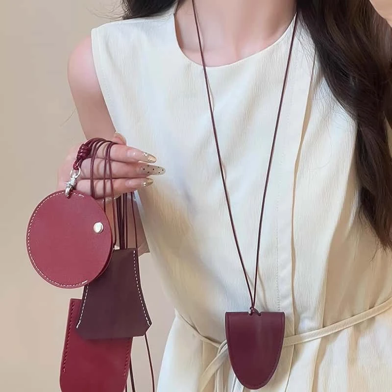 非金属皮质项链 2025红色挂脖磁吸皮革眼镜夹项链女外出便携配饰