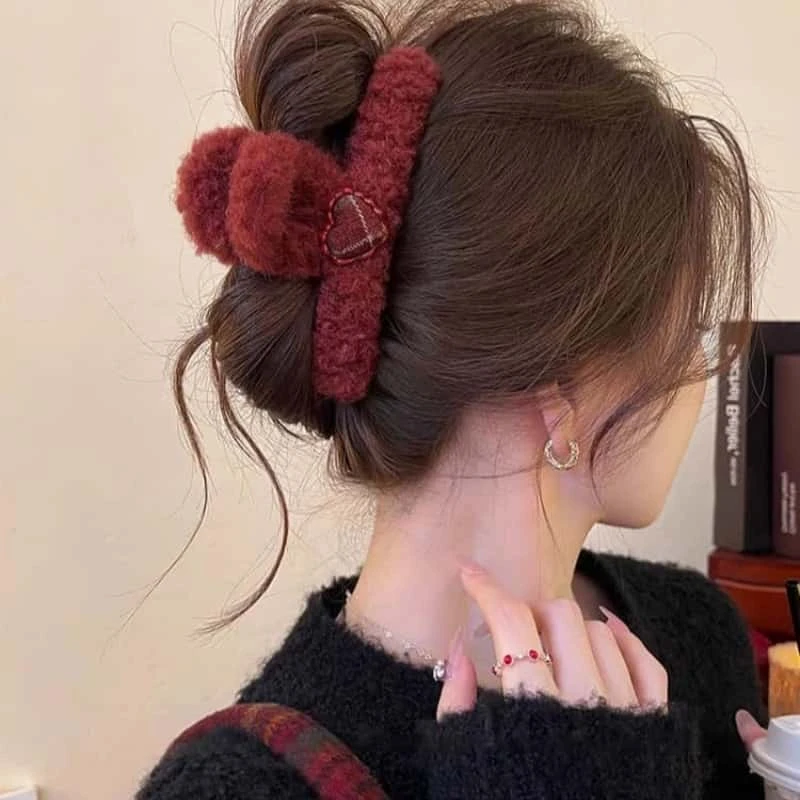 红色爱心格纹羊羔毛抓夹秋冬鲨鱼夹发夹女后脑勺2024新款夹子发饰