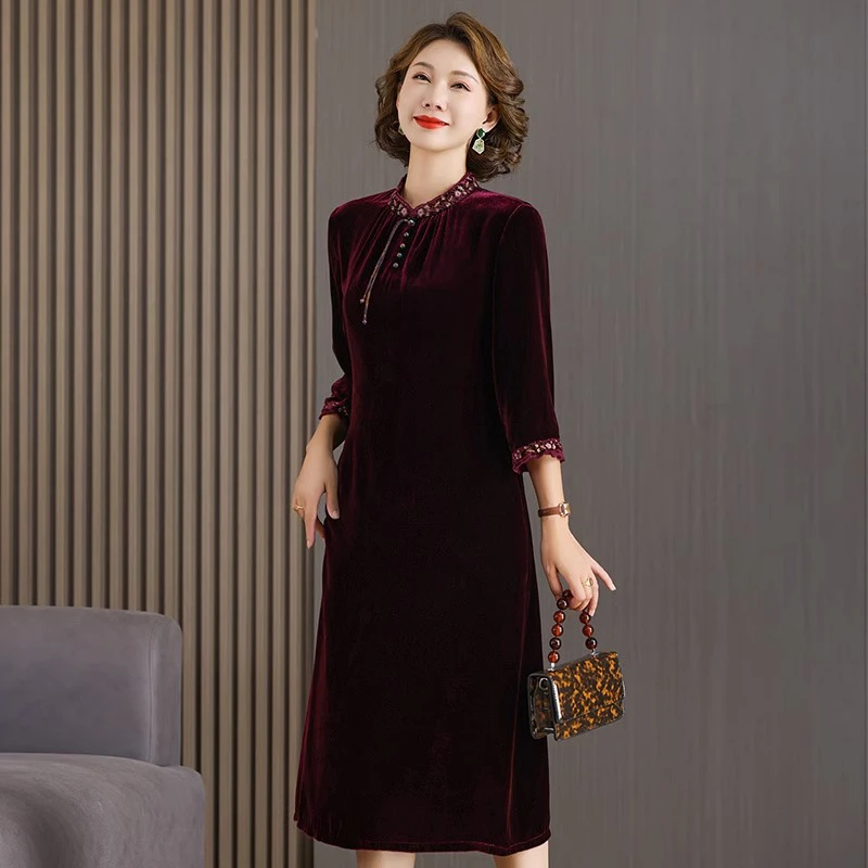 红色真丝绒连衣裙2025秋冬新款重工刺绣新年战袍妈妈过年新年衣服