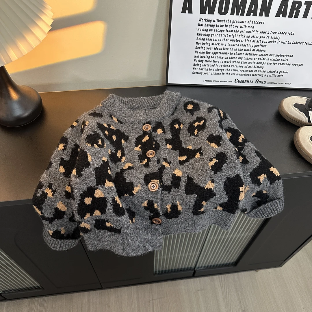 儿童时尚洋气2024新款时髦洋气韩版秋冬满印花斑毛衣中小童开衫