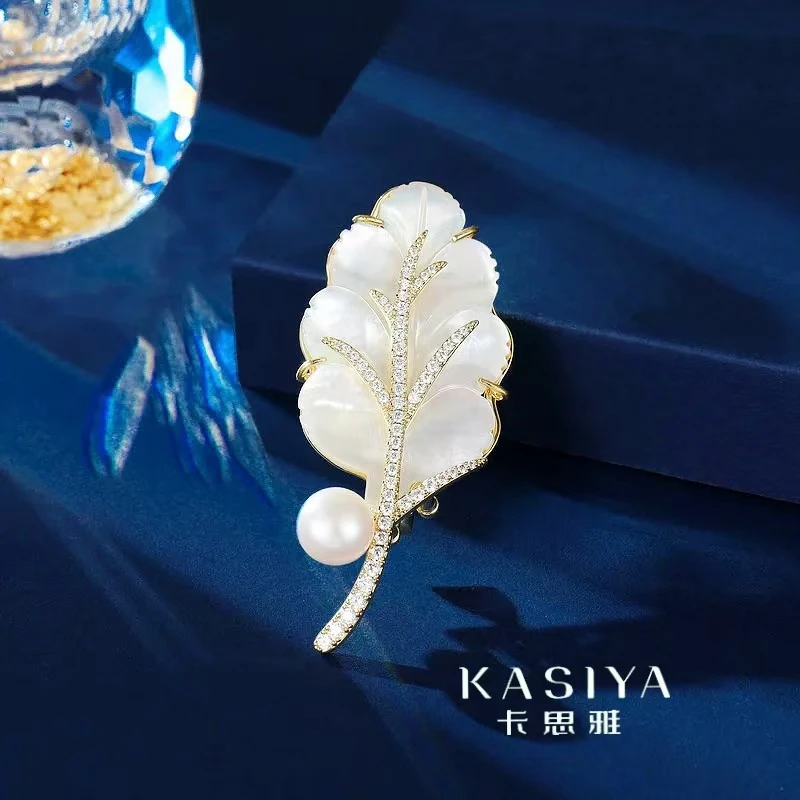 kasiya/卡思雅 铜合金胸针 时尚百搭莹白羽毛手工珍珠胸针