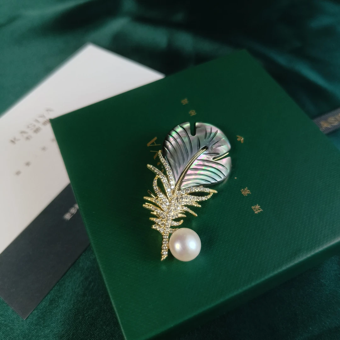kasiya/卡思雅 铜合金贝壳胸针 设计感端庄优雅珍珠灰贝羽毛胸针