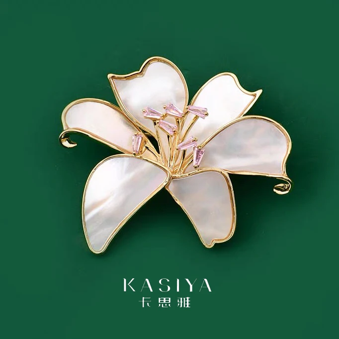 kasiya/卡思雅 铜合金贝壳胸针 新款精致白色百合胸针搭薄裙