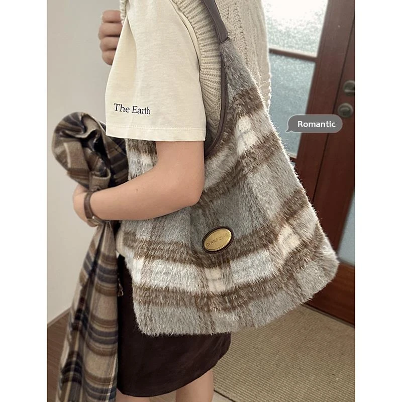 格子毛呢腋下包包女2023新款潮秋冬复古学院托特包大容量单肩包