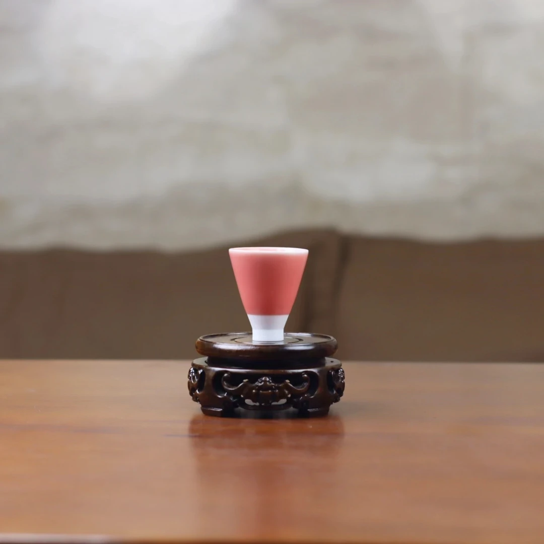 【陈旭签名底款】新款-粉色闻香杯-龙泉窑-容量40CC左右。