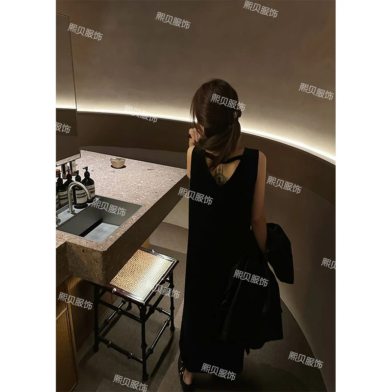 熙贝5 高端欧货新款V领镂空黑色无袖丝绒背心连衣裙 D8175