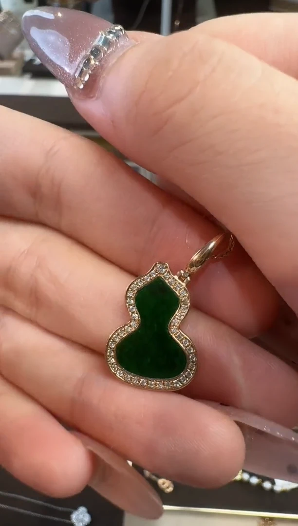 【闪购商品】钻石吊坠(不含链)18K金镶嵌翡翠葫芦吊坠