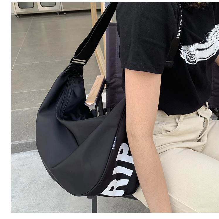 防水牛津布字母大容量饺子包斜挎包女小众新款百搭休闲运动单肩包