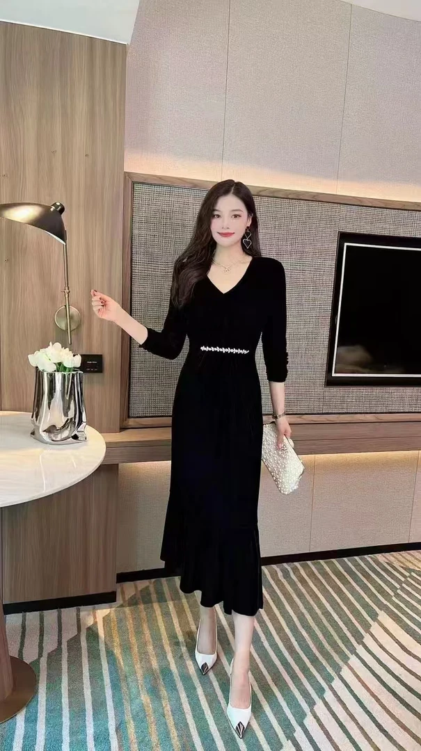 赫本风小黑裙高级感超好看法式气质修身显瘦连衣裙
