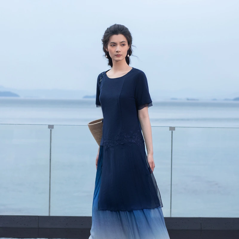 生活在左棉混纺T恤绣花休闲飞片气质显瘦春夏新品短袖上衣女