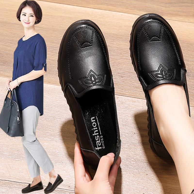 妈妈鞋春秋单鞋不累脚软底防滑舒适中老年女2025新款皮鞋平底中年