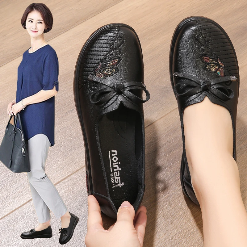 妈妈鞋2025新款中老年老人中年春秋单鞋软底防滑皮鞋平底舒适女鞋