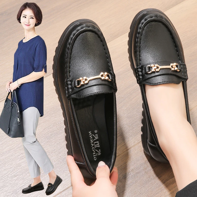 妈妈鞋老人2025春秋女鞋中老年新款平底软底防滑单鞋中年舒适皮鞋