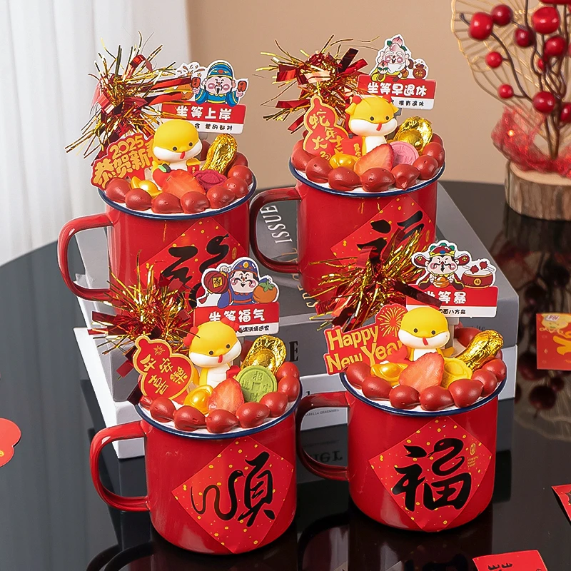 2025新年搪瓷杯草莓蛋糕装饰可爱蛇宝宝摆件恭贺新春元旦跨年插牌