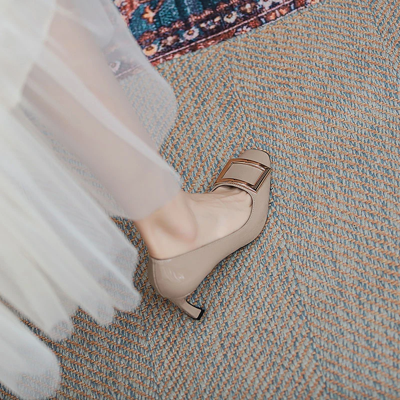 飞燕女鞋2024春夏新款时尚方头细跟网红高跟鞋单鞋女中跟方扣婚鞋