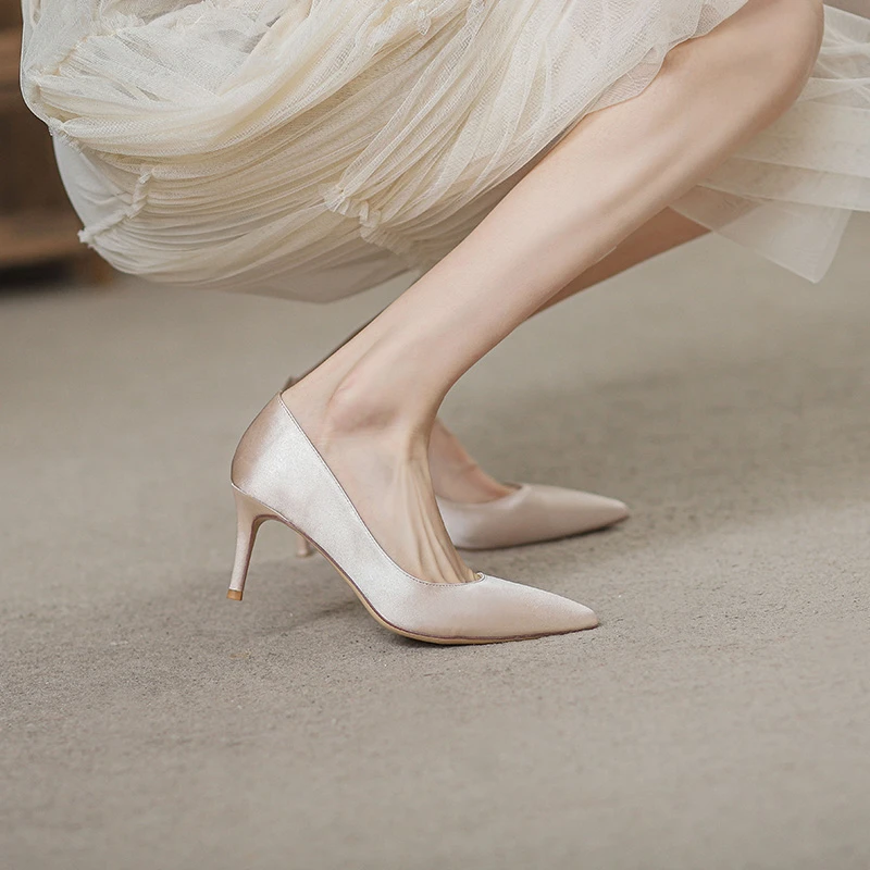 飞燕女鞋2023秋冬新款高跟鞋绸缎面婚鞋新娘尖头细跟羊皮单鞋旗袍