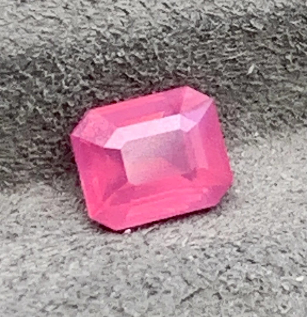 尖晶石天然马亨盖GGTL证书1.01克拉大粉红荧光彩色