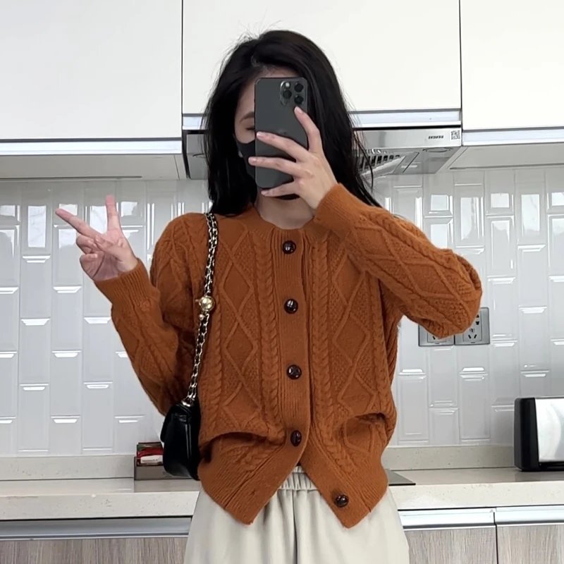新款毛衣开衫女时尚宽松圆领毛衣短款绞花复古别致针织衫慵懒外套