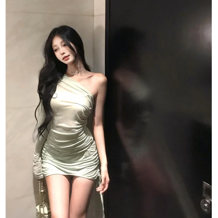 纯欲风斜领单肩长袖连衣裙女装秋季修身针织短裙褶皱收腰包臀裙子