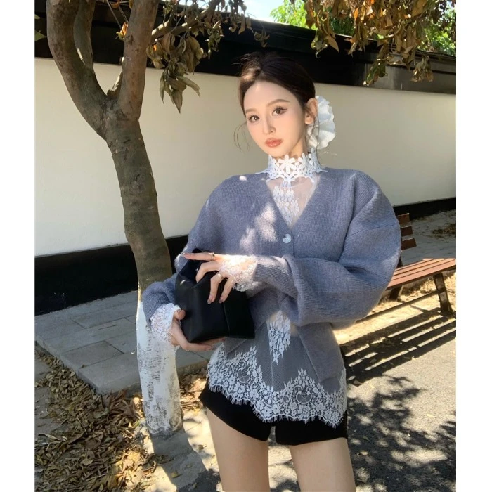复古V领长袖针织毛衣外套内搭蕾丝打底衫上衣黑色短裤套装女秋冬