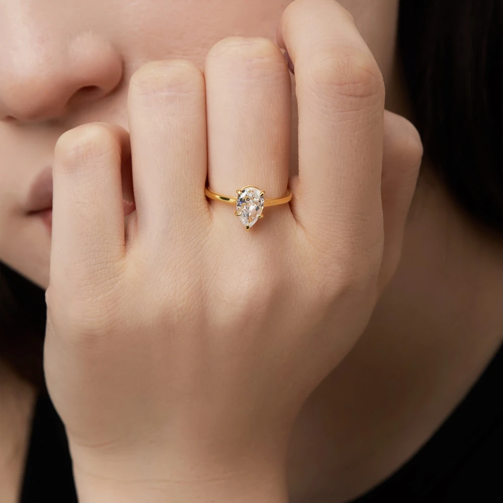 925银戒指 金杰福「莹光 Dazzling系列」s925银1.5克拉水滴形戒指