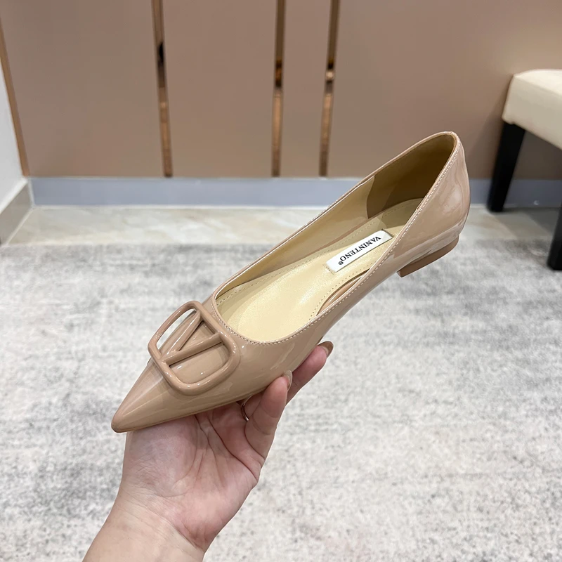 2024春秋尖头金属V扣漆皮裸色平底浅口名媛风气质平跟宴会单鞋女