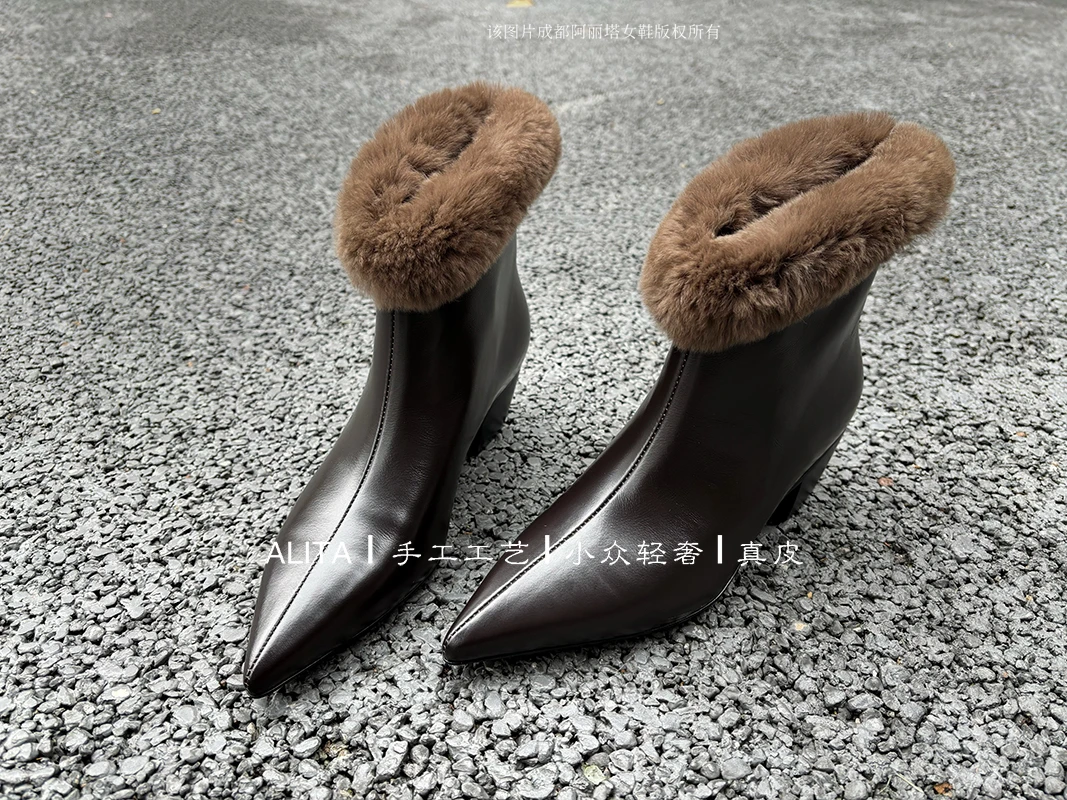 阿丽塔女鞋-4.5cm冬季新款尖头粗跟短靴简约气质时装靴真皮女靴