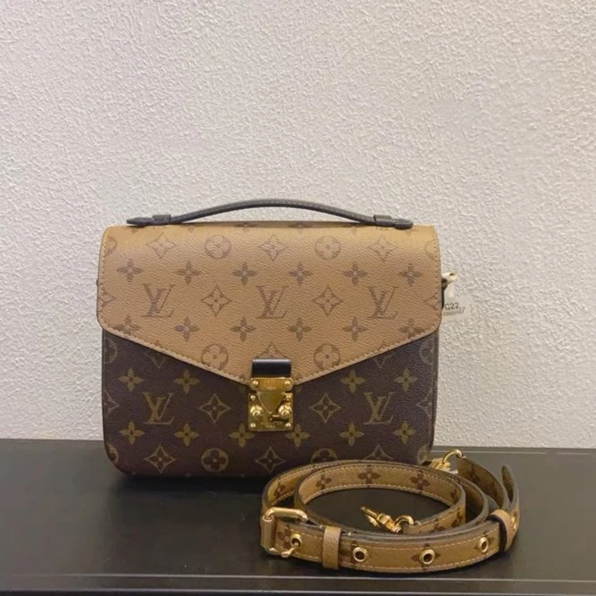 99新 LV /老花拼色邮差包翻盖/0105052