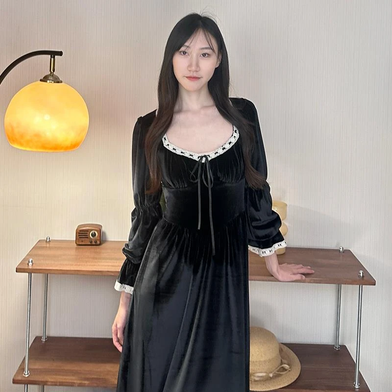 MONI秋冬新款宫廷风法式复古黑色丝绒连衣裙女长款内搭长袖裙子
