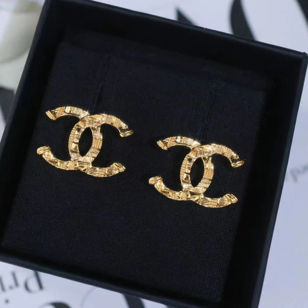 全新未使用 Chanel/香奈儿  23a金色复古浮雕双C耳钉 05641