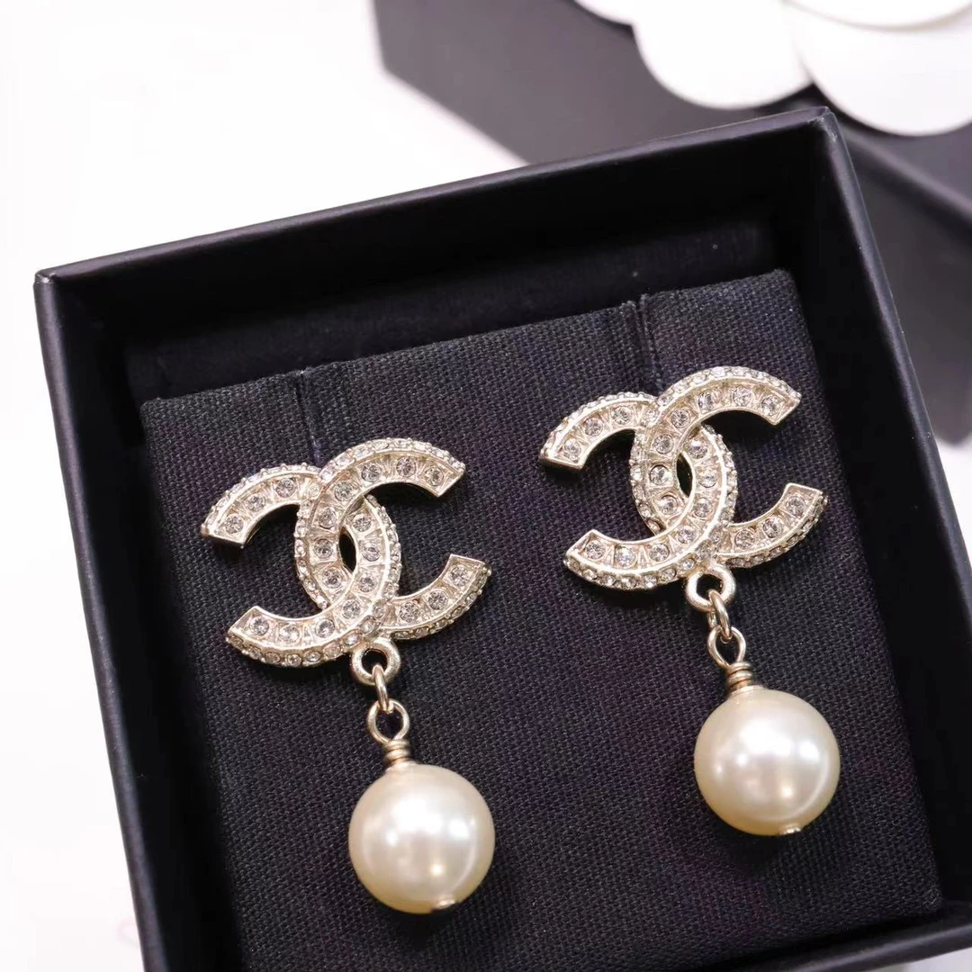 全新未使用 Chanel/香奈儿 金色双C满钻珍珠吊坠耳环 01290