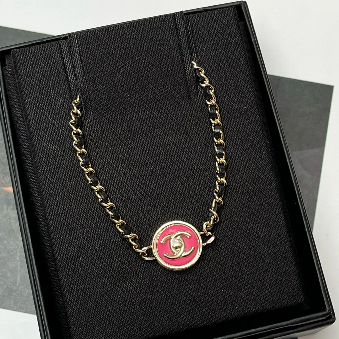 未使用 Chanel/香奈儿 23新款粉色圆扣皮穿颈链 05300
