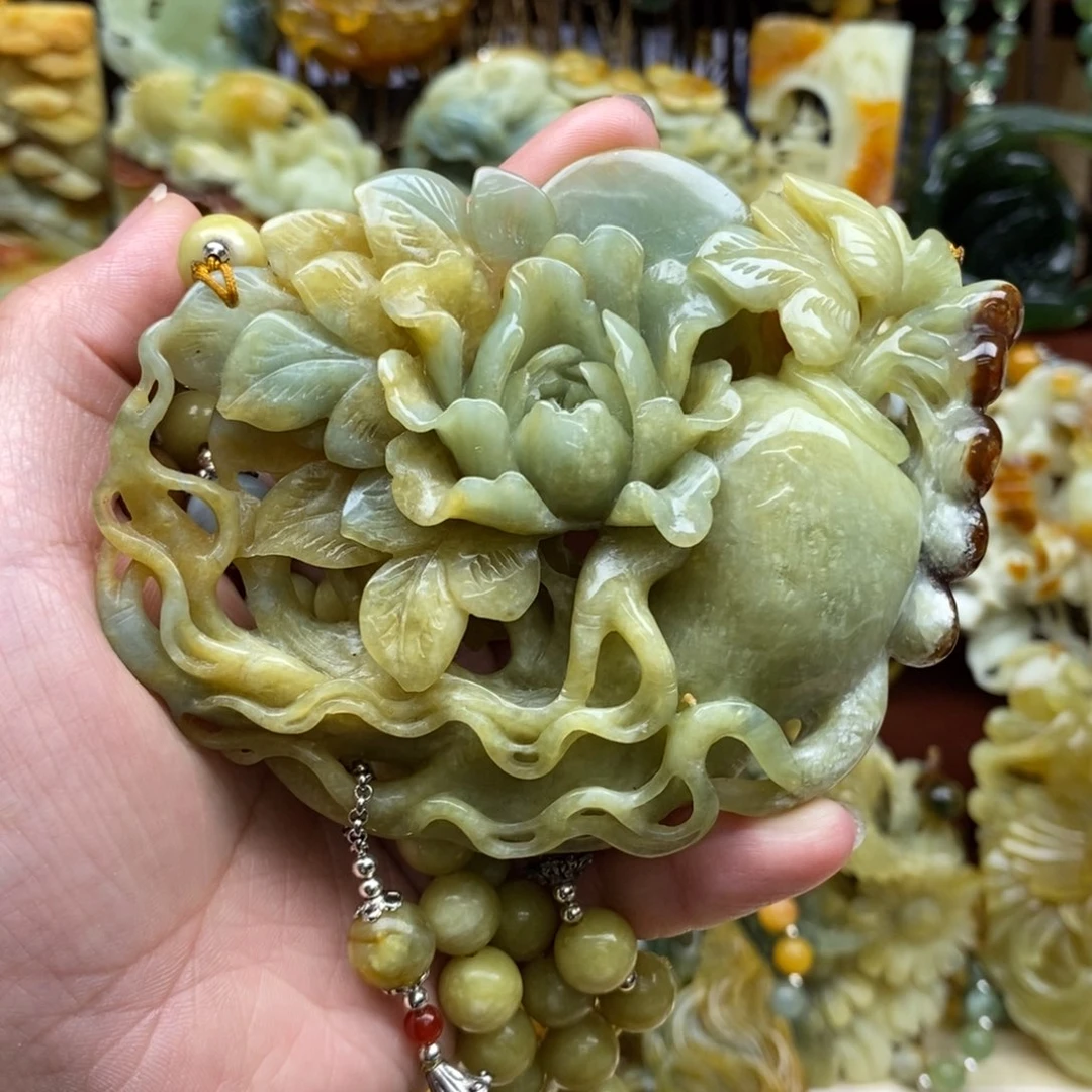 蛇纹石玉颈饰未镶嵌人参牡丹