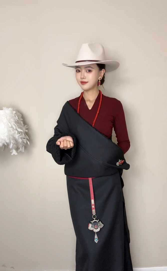 2024新款《情侣款素版百搭藏袍》（送腰带）