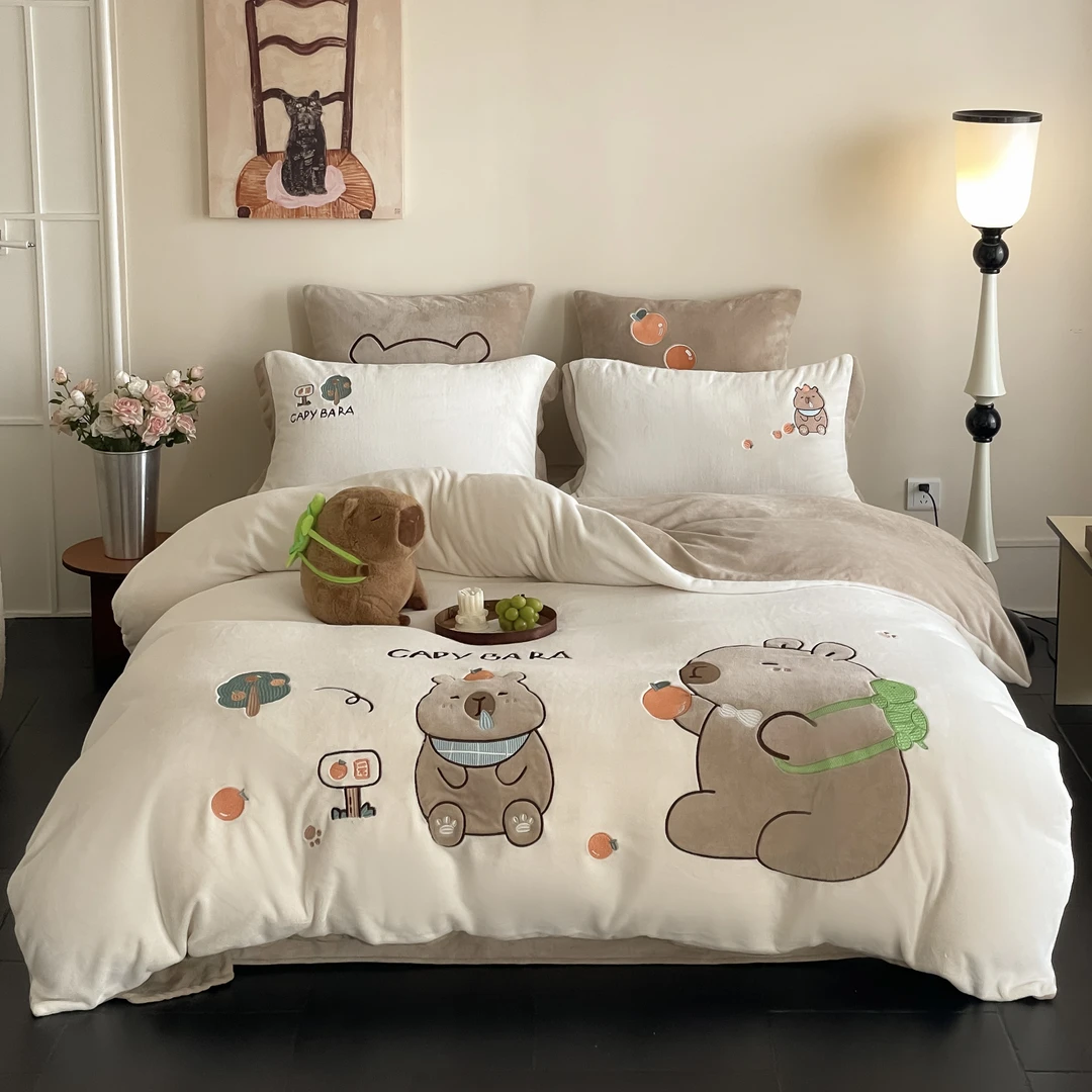 芊禾梦 卡皮巴拉 加厚高克重牛奶绒四件套三件套绣花卡通可爱风！