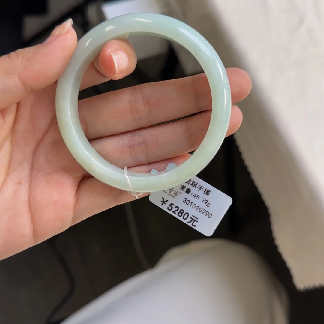 翡翠手镯未镶嵌甜绿