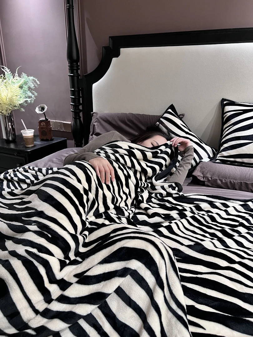 时尚斑马纹高克重牛奶绒毯夏季空调毯单人午休毯休闲毯
