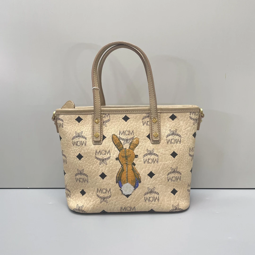 95新 MCM mcm奶茶色兔子菜篮子手提斜挎包20*18*9cmD101350