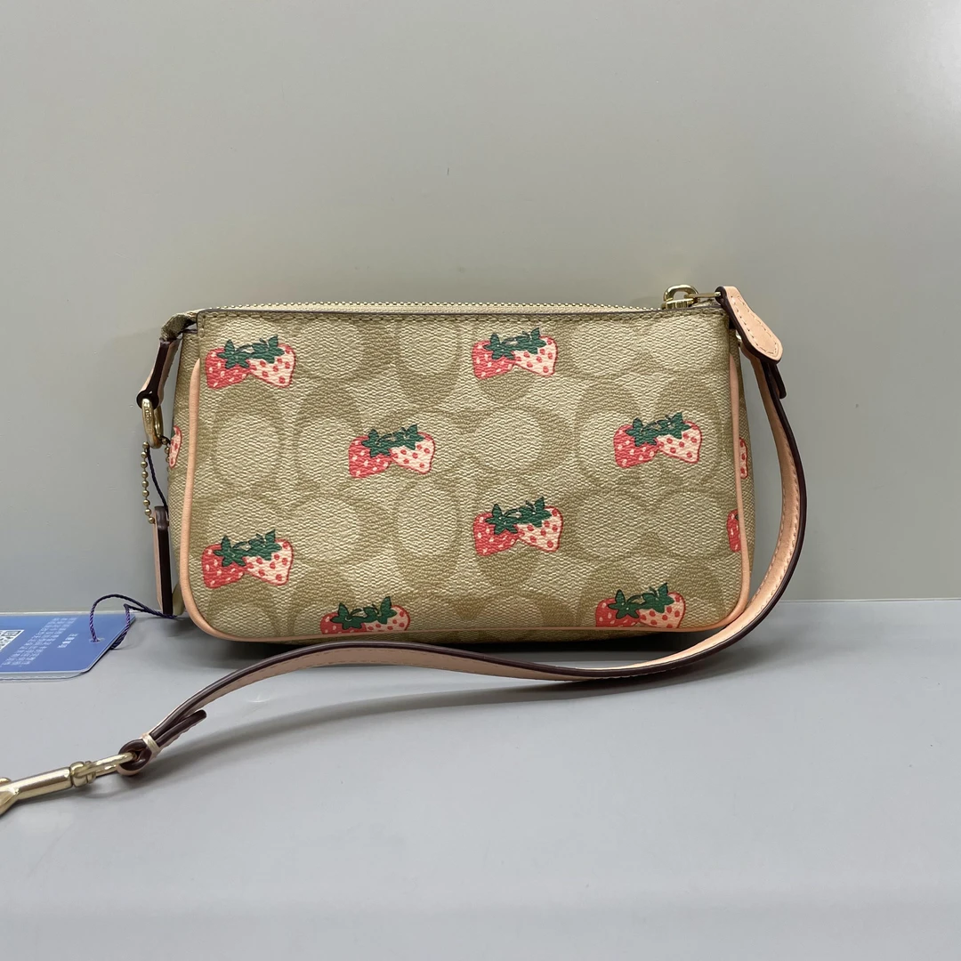 95新 COACH/蔻驰 浅色草莓图案麻将包19x11x5cmC112920