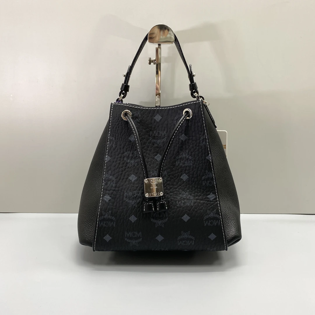 95新 MCM 黑色老花抽绳水桶包 29*22*17cmDS071915