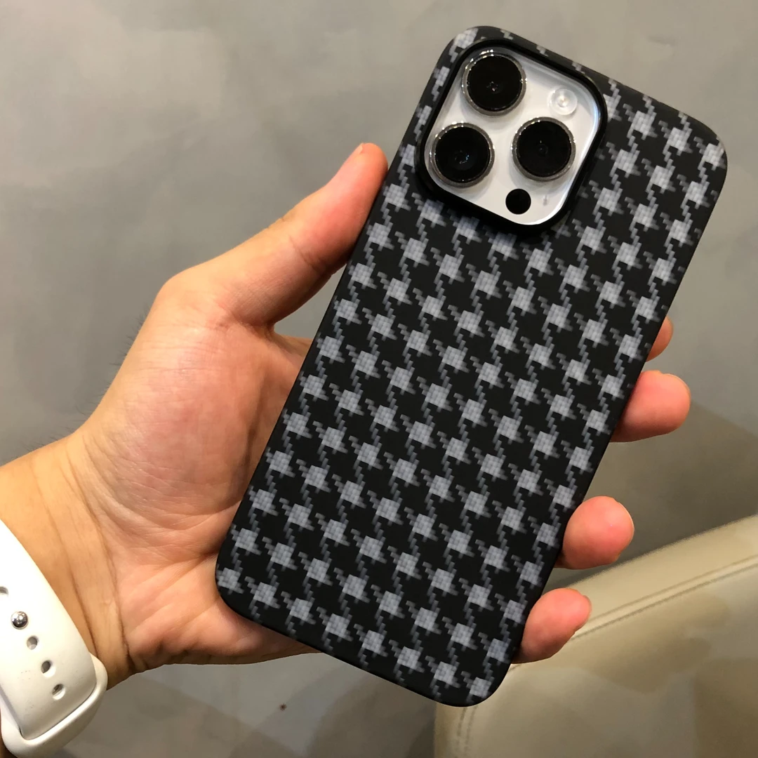 苹果15promax手机壳凯夫拉芳纶纤维浮织14promax超薄手机壳千鸟格