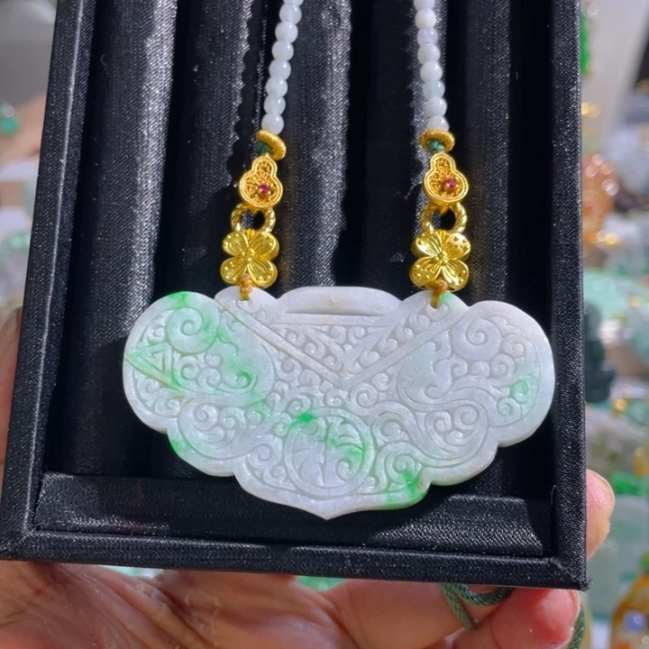 翡翠颈饰未镶嵌白底青翡翠如意锁