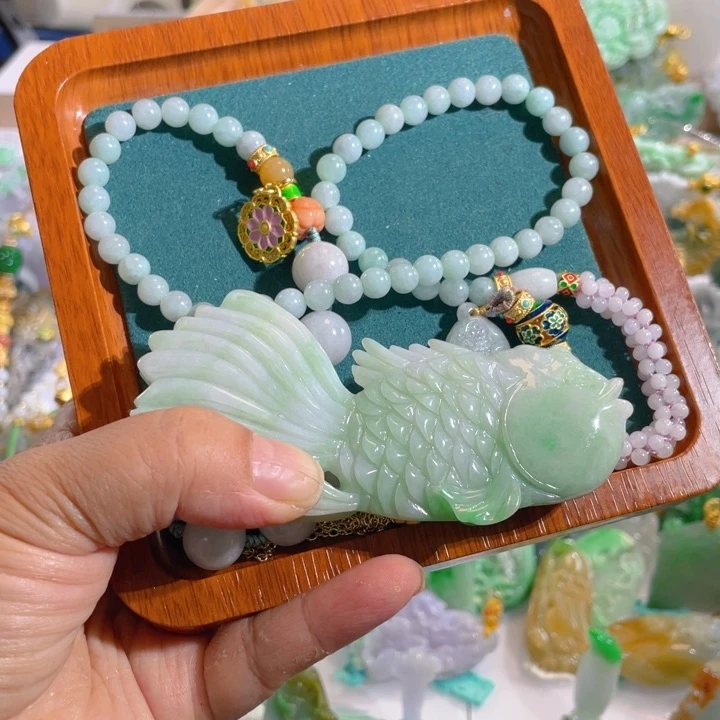 翡翠颈饰未镶嵌大金鱼吊坠