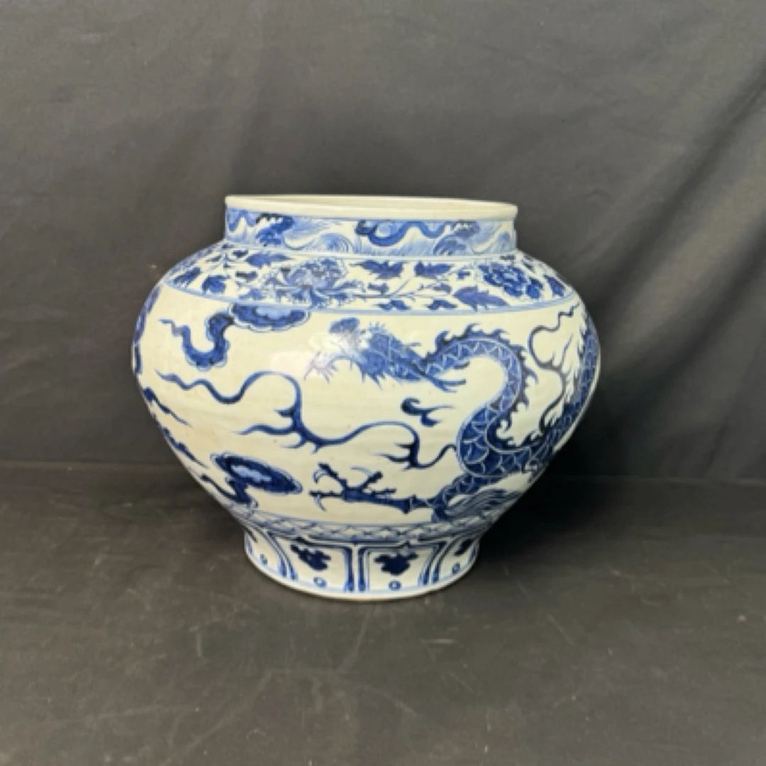 青花罐绘花张牙三爪龙纹