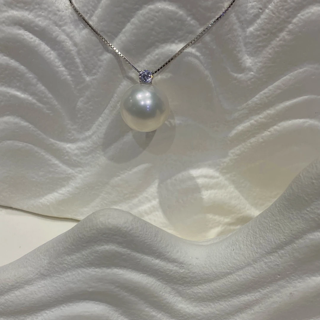 「赛澳白」18K金正圆高品质10-11mm淡水珍珠经典王妃款吊坠赠银链