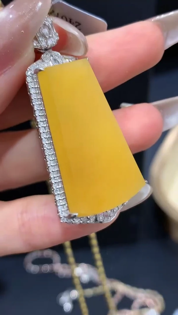 【闪购商品】翡翠吊坠(不含链)18K金镶嵌11团购