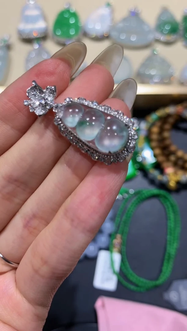 【闪购商品】翡翠吊坠(不含链)18K金镶嵌10团购